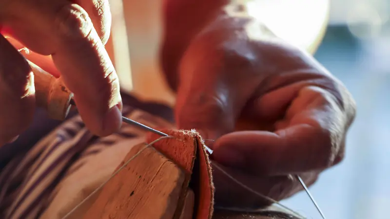 El cocer balones a mano es una tradición de generación a generación